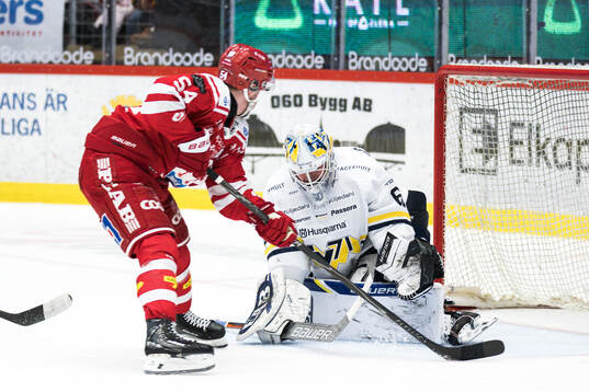 Timrås Jonathan Dahlén och HV71s målvakt Felix Sandström
