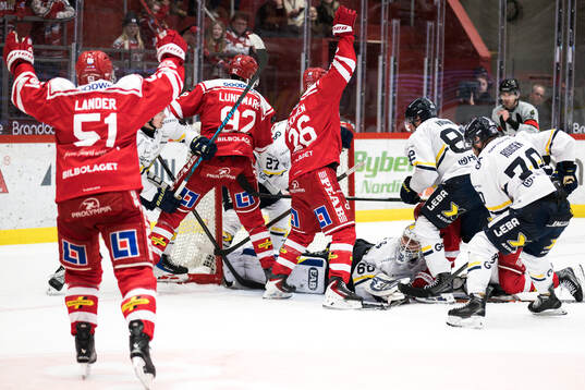 Timrås Anton Lundmark och HV71s målvakt Felix Sandström