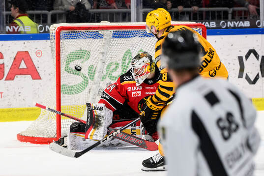 Skellefteås Oliver Okuliar sätter en straff mot Luleås