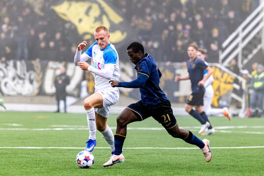 Oddevolds Gabriel Sandberg och AIKs Stanley Wilson Omondi
