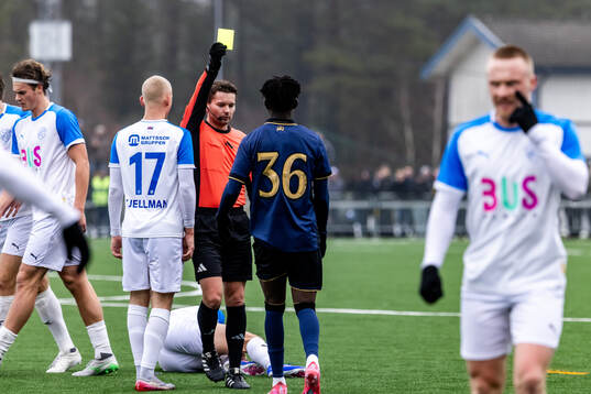 Domare Joakim Sars ger AIKs Zadok Yohanna  gult kort
