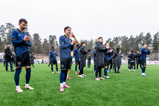 AIKs spelare jublar med fansen