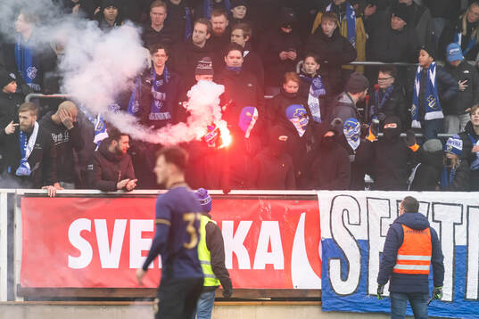 Oddevolds klack bränner pyroteknik