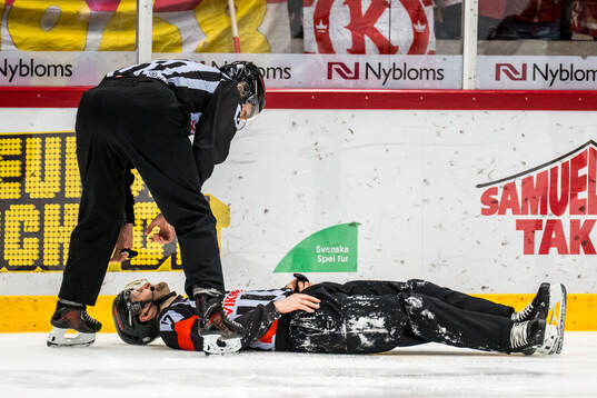 Domare Niklas Söderblom har ont