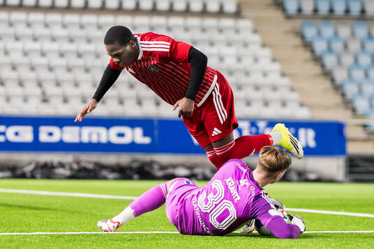 Landskronas Xavier Odhiambo och IFK Norrköpings målvakt
