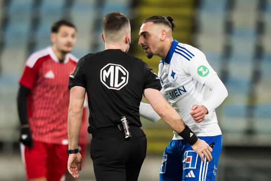Domare Jasmin Svraka och IFK Norrköpings Moutaz Neffati