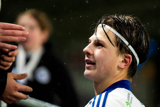 IFK Norrköpings Axel Brönner firar med supportarna