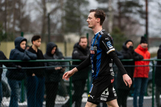 Karlstads Elliot Nilsson King lämnar planen