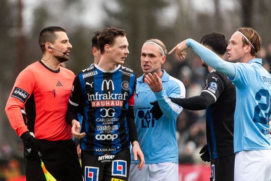 Karlstads Elliot Nilsson King med Malmö FFs Arnor