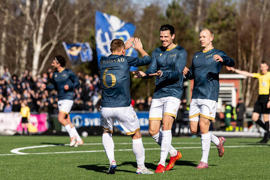 Halmstads Pascal Gregor jublar med Joel Allansson och