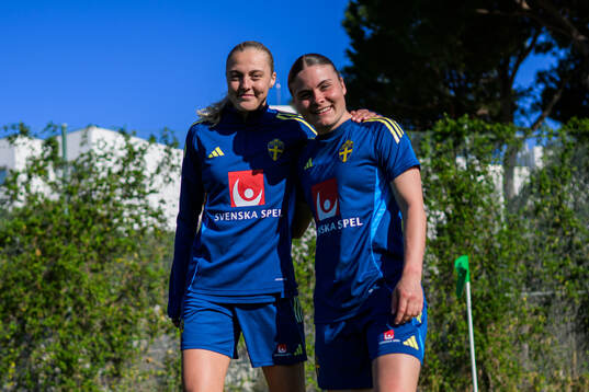 Elma Junttila Nelhage and Hanna Wijk at a training session