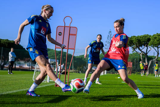 Kosovare Asllani and Julia Zigiotti Olme at a training
