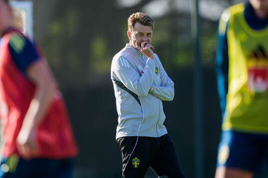 Head coach Tony Gustavsson at a training session with the