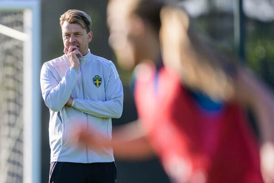 Head coach Tony Gustavsson at a training session with the
