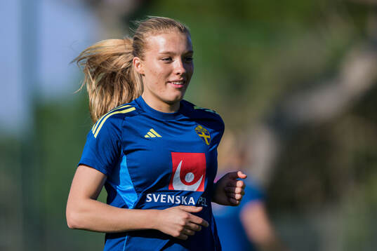 Smilla Holmberg at a training session with the women's