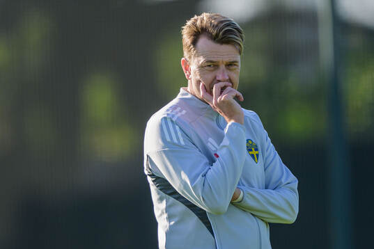 Head coach Tony Gustavsson at a training session with the