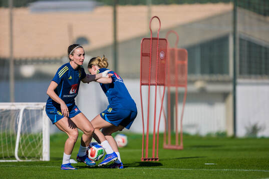 Kosovare Asllani and Matilda Vinberg at a training session
