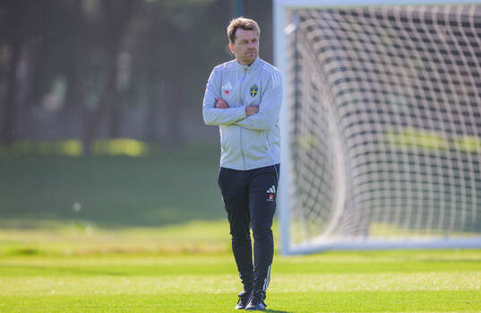 Head coach Tony Gustavsson at a training session with the