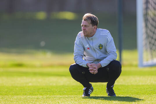 Head coach Tony Gustavsson at a training session with the