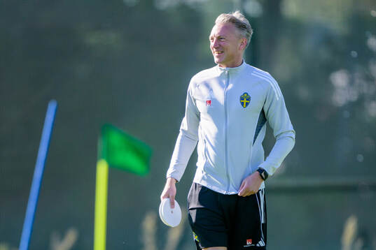 Assistant coach Niklas Egnell at a training session with