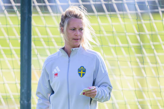 Assistant coach Johanna Almgren at a training session with