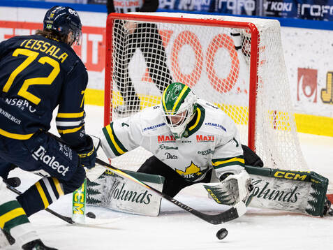 Södertäljes Leevi Teissala och Östersunds målvakt Carl