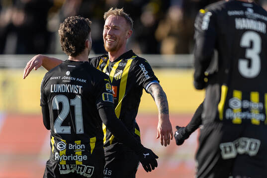 Häckens Mikkel Rygaard Jensen jublar ihop med Adam