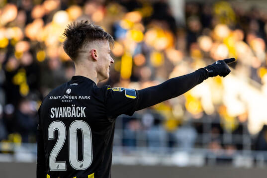 Häckens Adrian Svanbäck jublar