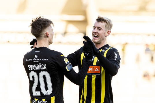 Häckens Adrian Svanbäck och Filip Helander jublar