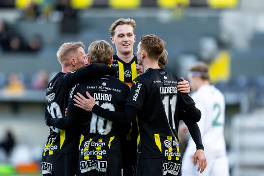 Häckens Pontus Dahbo jublar med lagkamrater