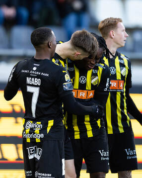 Häckens Adrian Svanbäck jublar ihop med Sanders Ngabo,