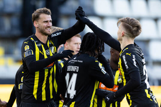 Häckens Adrian Svanbäck jublar ihop med Johan Hammar