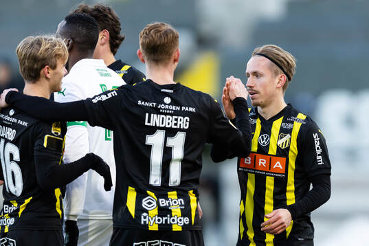 Häckens Pontus Dahbo jublar ihop med Julius Lindberg och