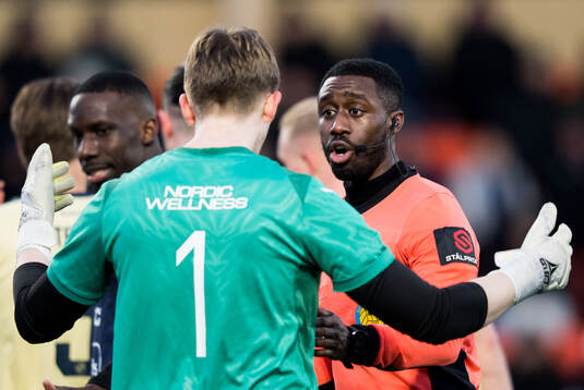 IFK Skövdes målvakt Linus Norrgård i samtal med domare