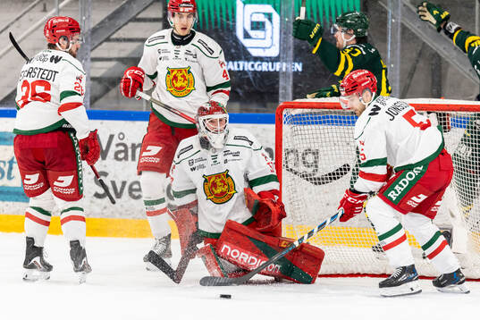 Moras målvakt Tobias Johansen Breivold deppar