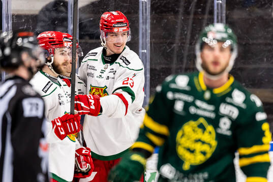 Moras Hampus Larsson jublar med Gustav Olhaver