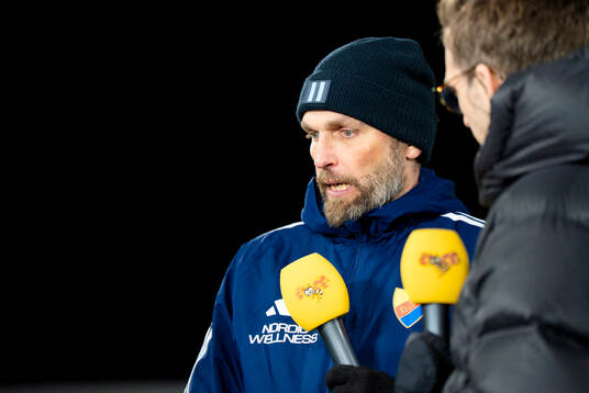Djurgårdens tränare Jani Honkavaara blir intervjuad