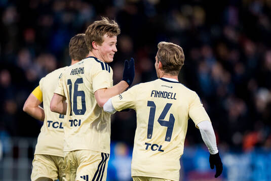 Djurgårdens Bo Hegland och Hampus Finndell jublar