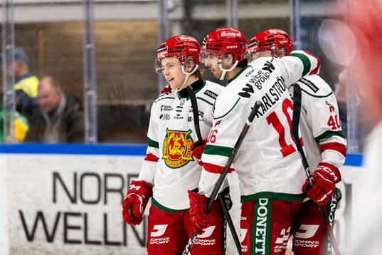 Moras Mikkel Eriksen jublar med lagkamrater