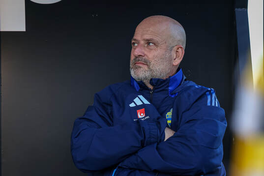 Coach Magnus Wikman of Sweden