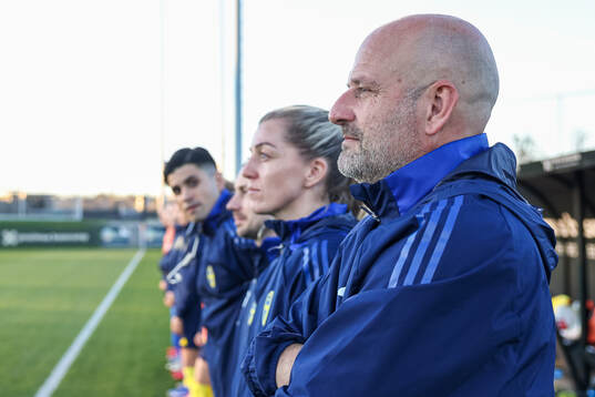 Coach Magnus Wikman of Sweden