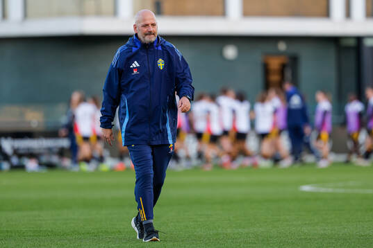 Coach Magnus Wikman of Sweden