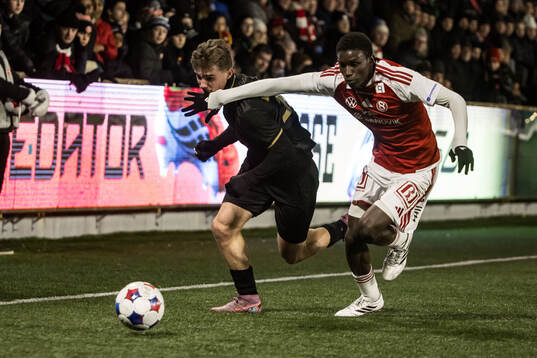 GAISs Ville Hellgård Knudsen och Sandvikens IFs Valassina