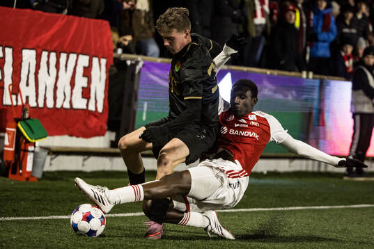 GAISs Ville Hellgård Knudsen och Sandvikens IFs Valassina