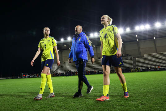 Julia Ragnarsson, coach Magnus Wikman and Wilma Leidhammar