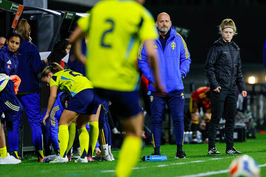 Coach Magnus Wikman of Sweden
