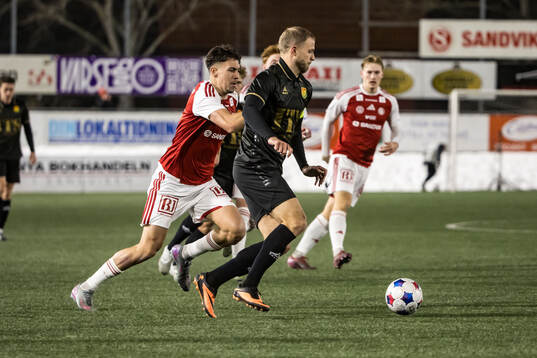 Sandvikens IFs Liam Vabö och GAISs Gustav Lundgren