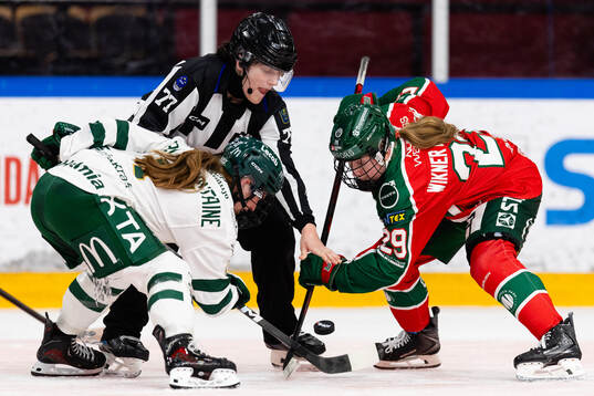 Färjestads Lauren Bellefontaine tekar mot Frölundas
