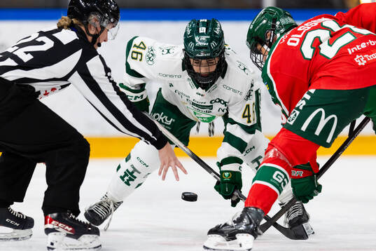 Färjestads Emelie Cordoba tekar mot Frölundas Hanna Olsson