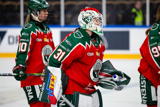 Frölundas Emilia Vesa och målvakt Andrea Brändli deppar